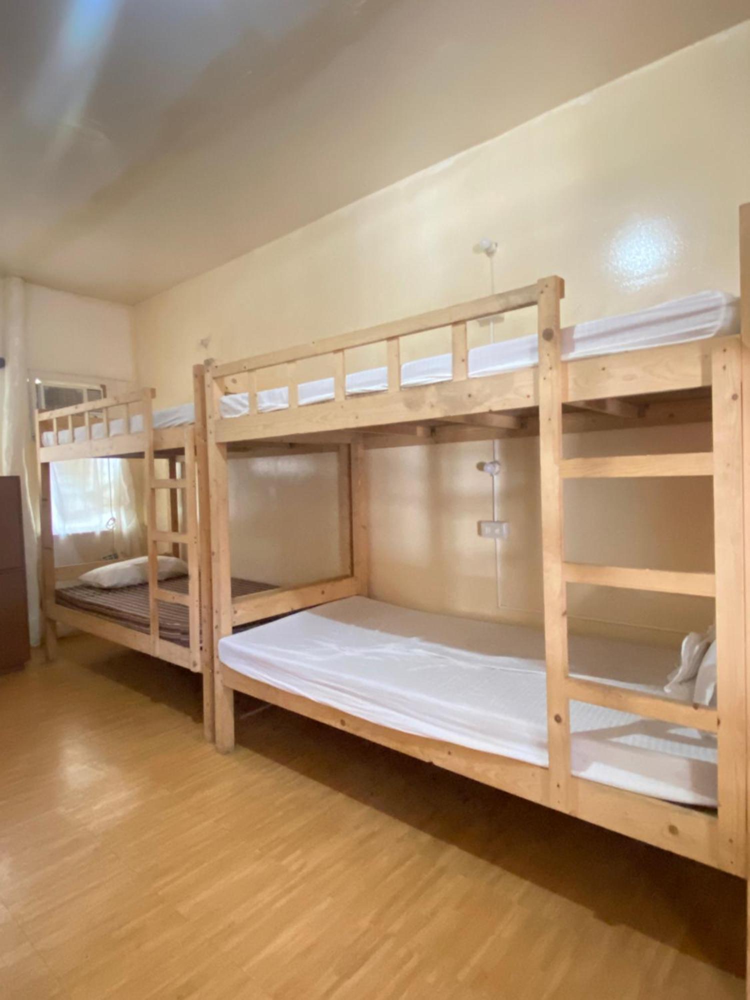 Coron Town Traveller'S Dormitory Buitenkant foto