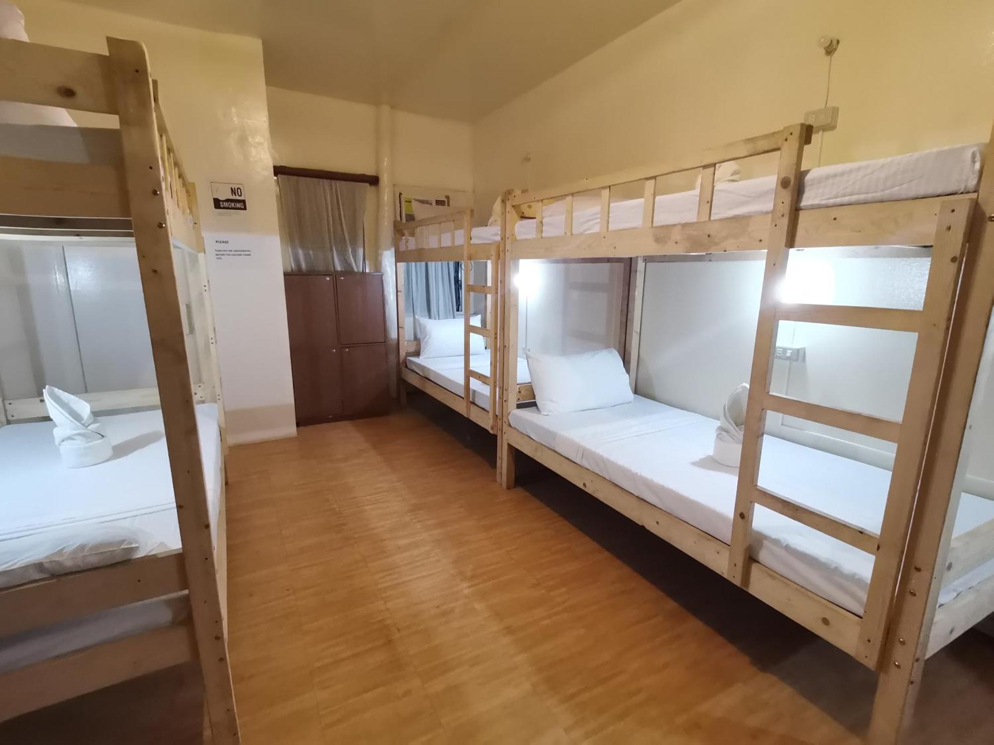 Coron Town Traveller'S Dormitory Buitenkant foto