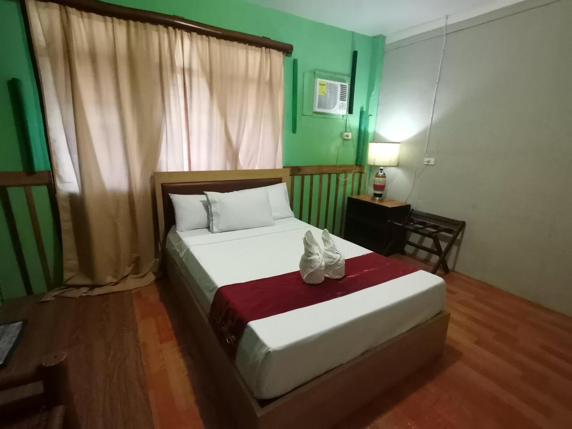 Coron Town Traveller'S Dormitory Buitenkant foto