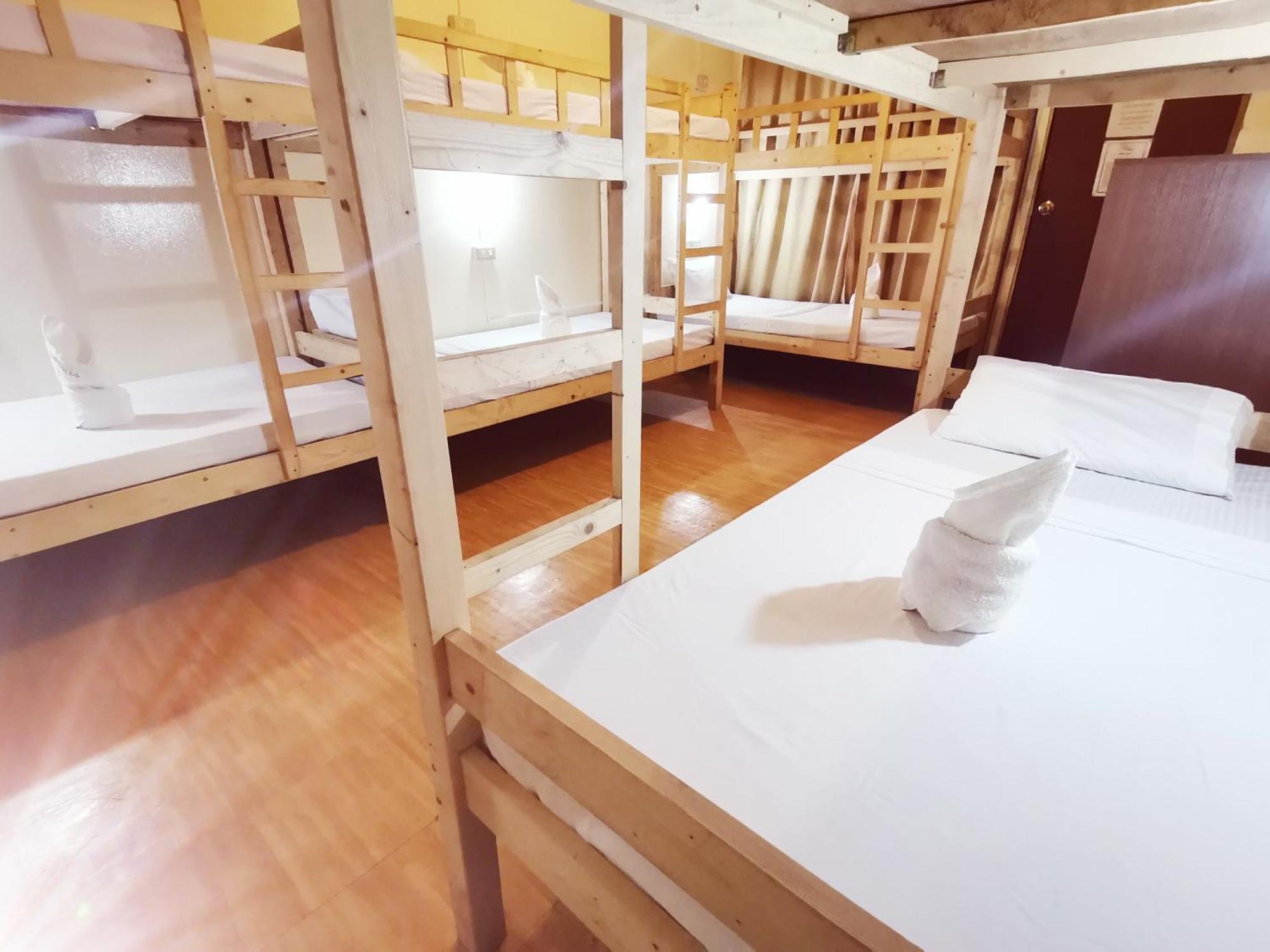 Coron Town Traveller'S Dormitory Buitenkant foto