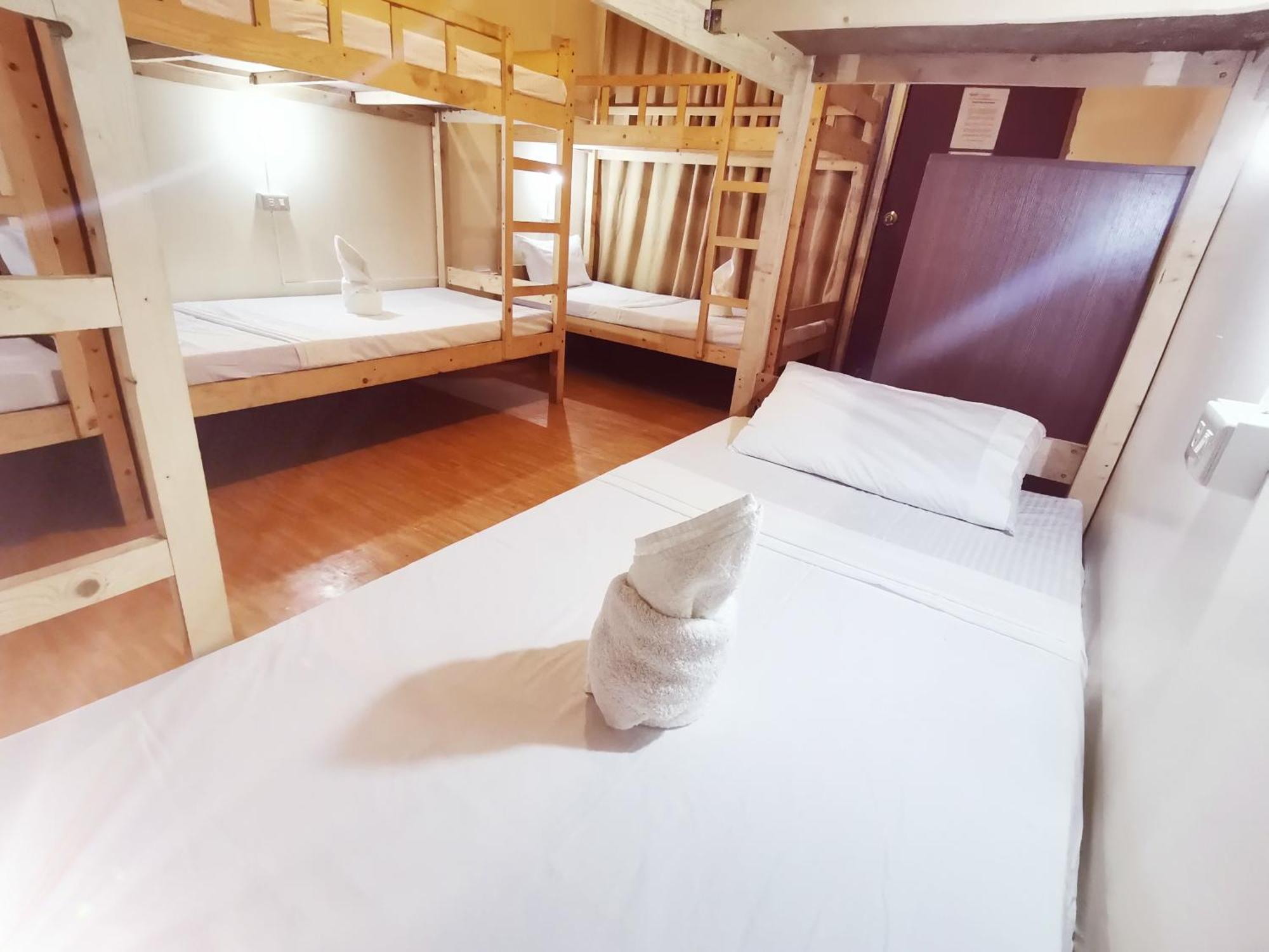 Coron Town Traveller'S Dormitory Buitenkant foto