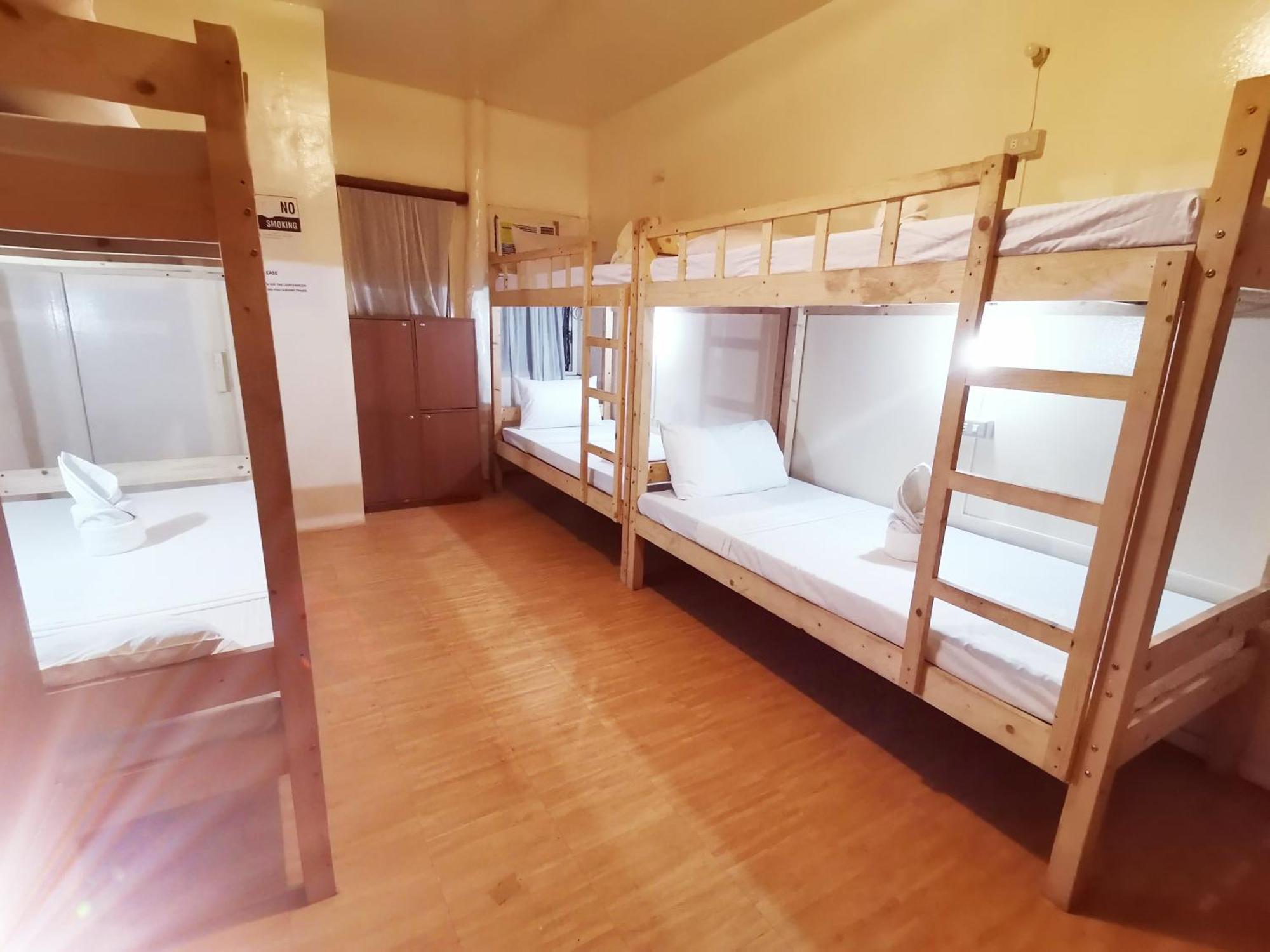 Coron Town Traveller'S Dormitory Buitenkant foto