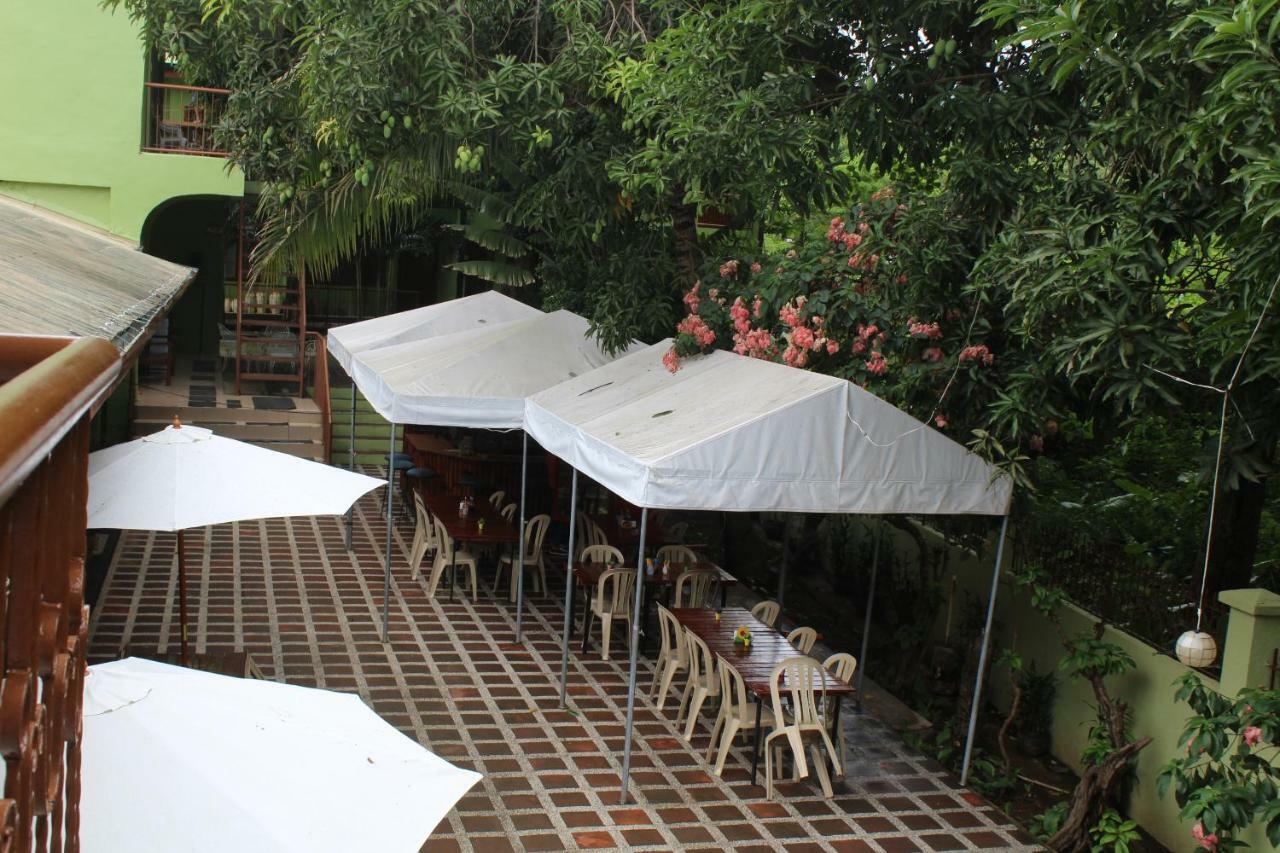 Coron Town Traveller'S Dormitory Buitenkant foto