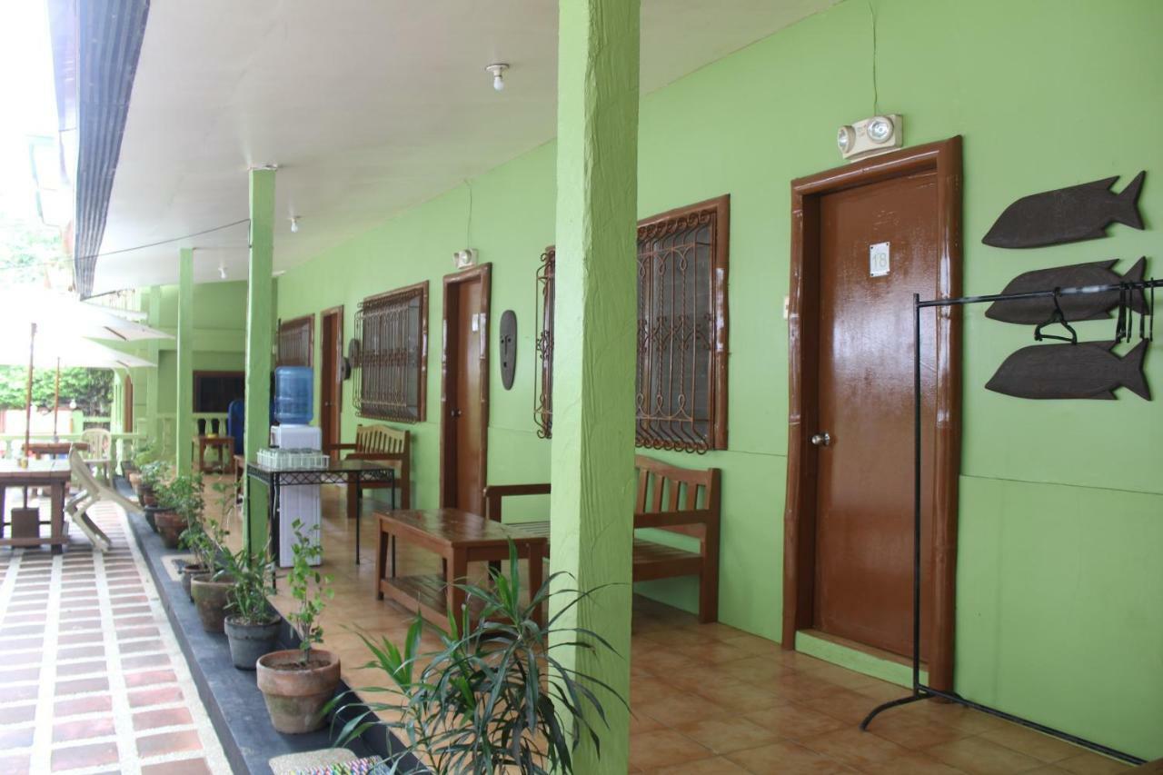 Coron Town Traveller'S Dormitory Buitenkant foto