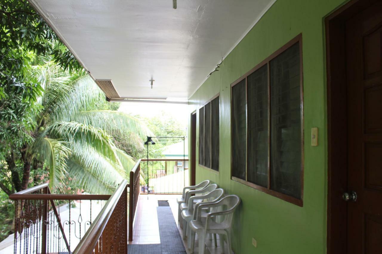Coron Town Traveller'S Dormitory Buitenkant foto