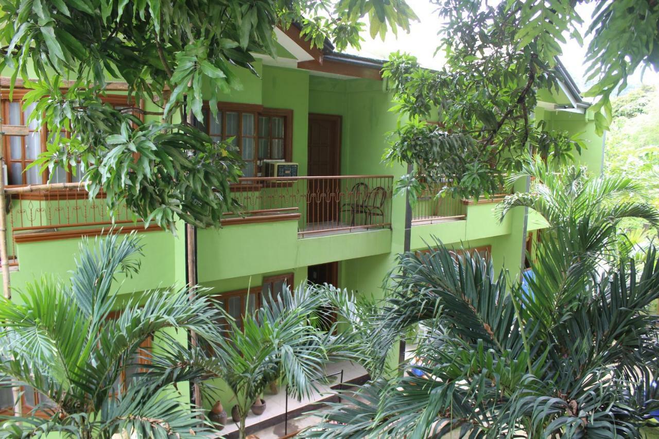 Coron Town Traveller'S Dormitory Buitenkant foto