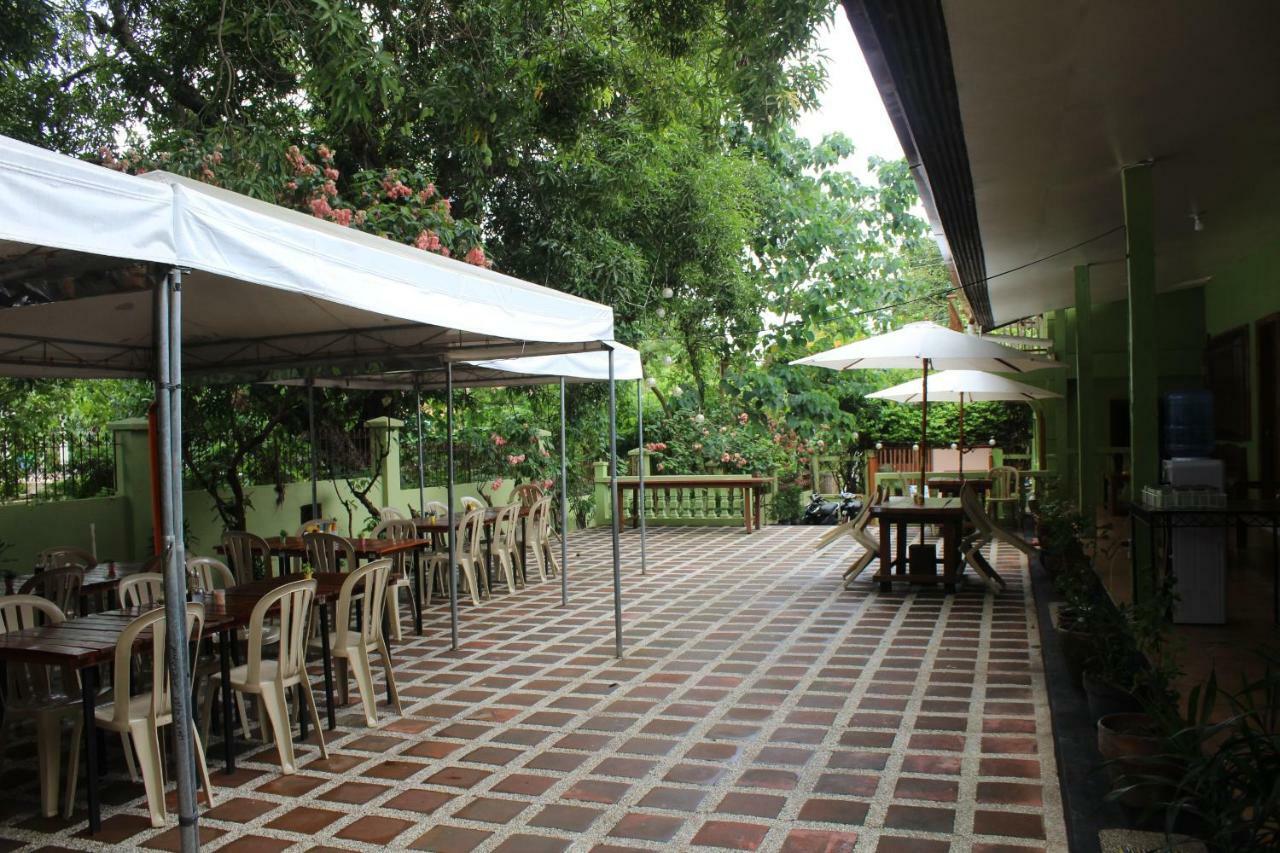Coron Town Traveller'S Dormitory Buitenkant foto