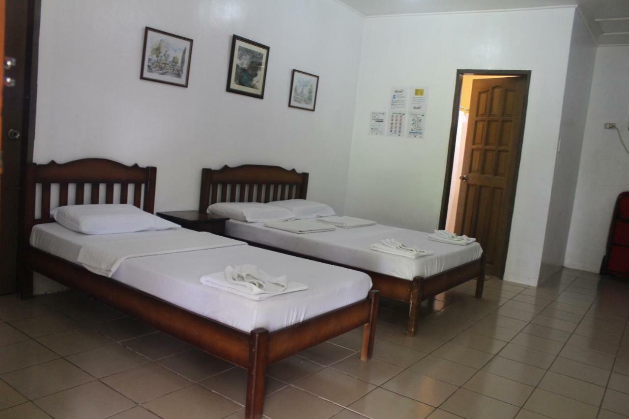 Coron Town Traveller'S Dormitory Buitenkant foto
