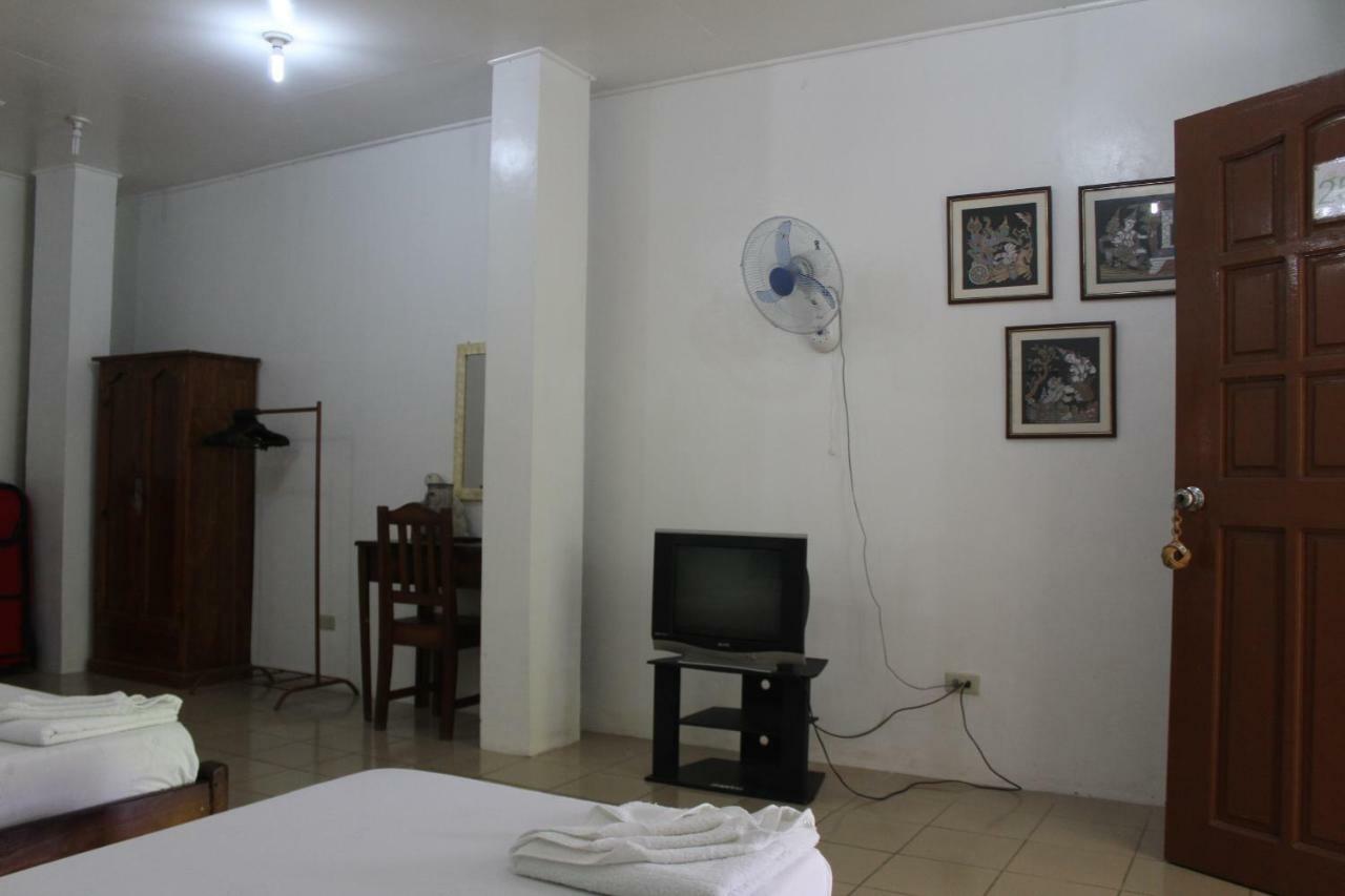Coron Town Traveller'S Dormitory Buitenkant foto