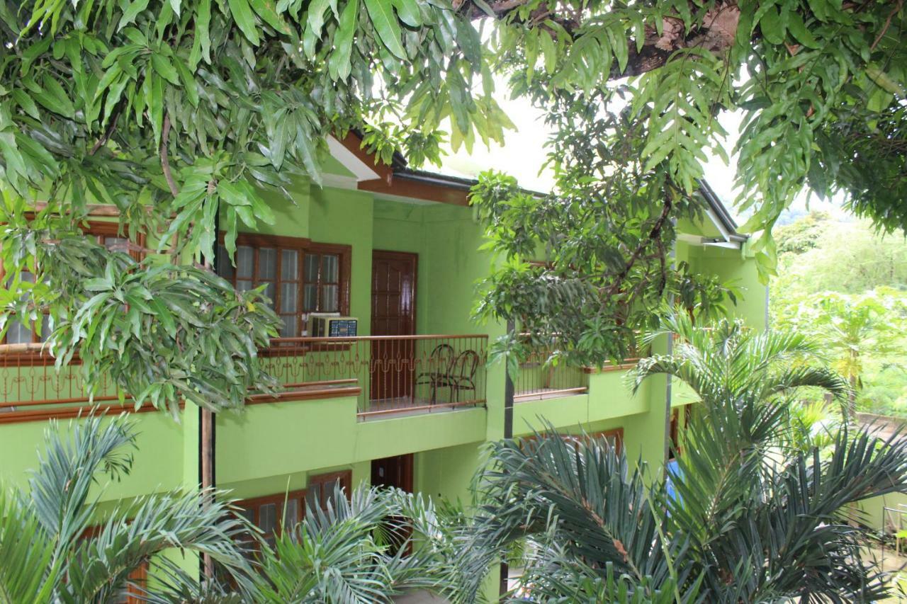 Coron Town Traveller'S Dormitory Buitenkant foto