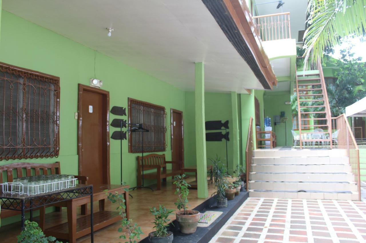 Coron Town Traveller'S Dormitory Buitenkant foto