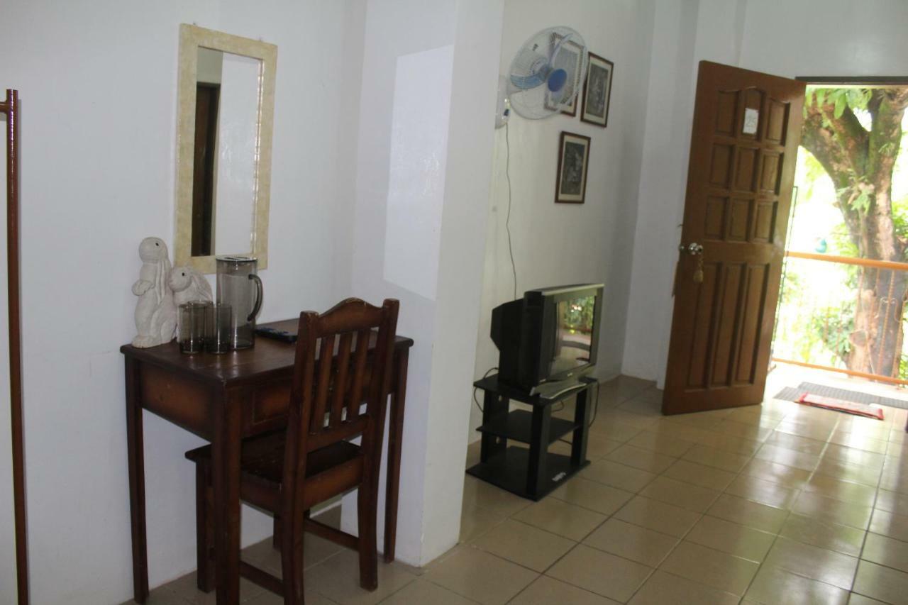 Coron Town Traveller'S Dormitory Buitenkant foto