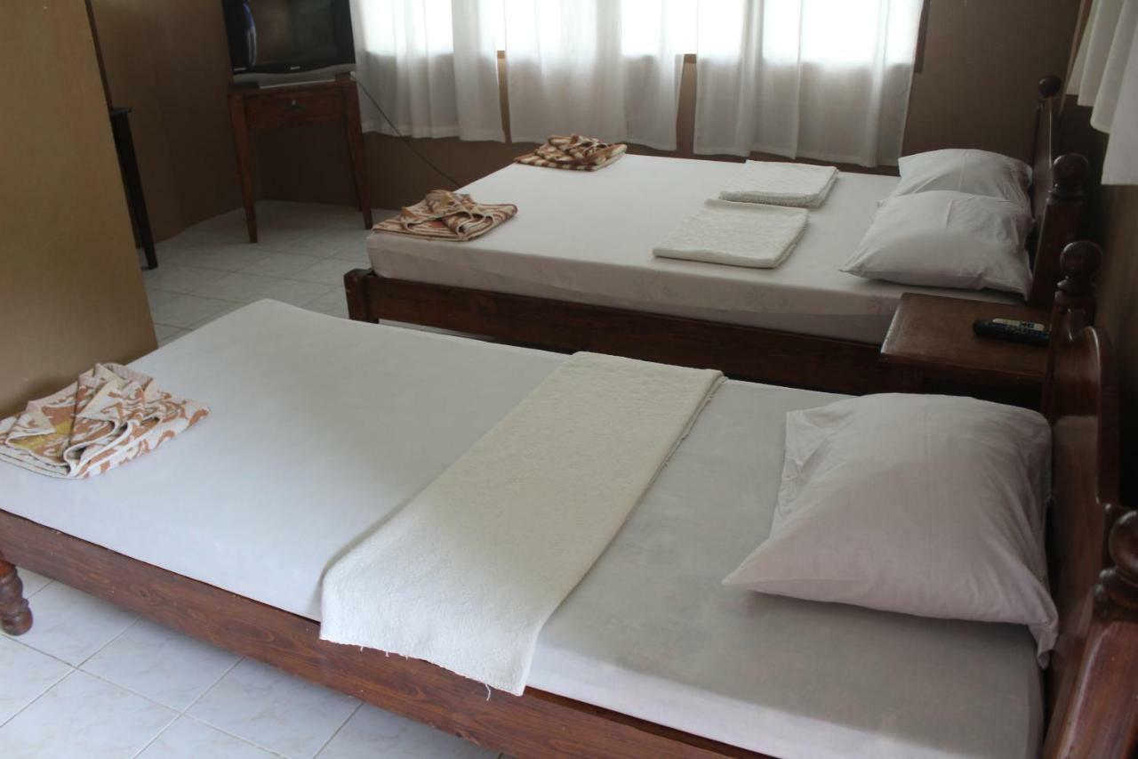 Coron Town Traveller'S Dormitory Buitenkant foto