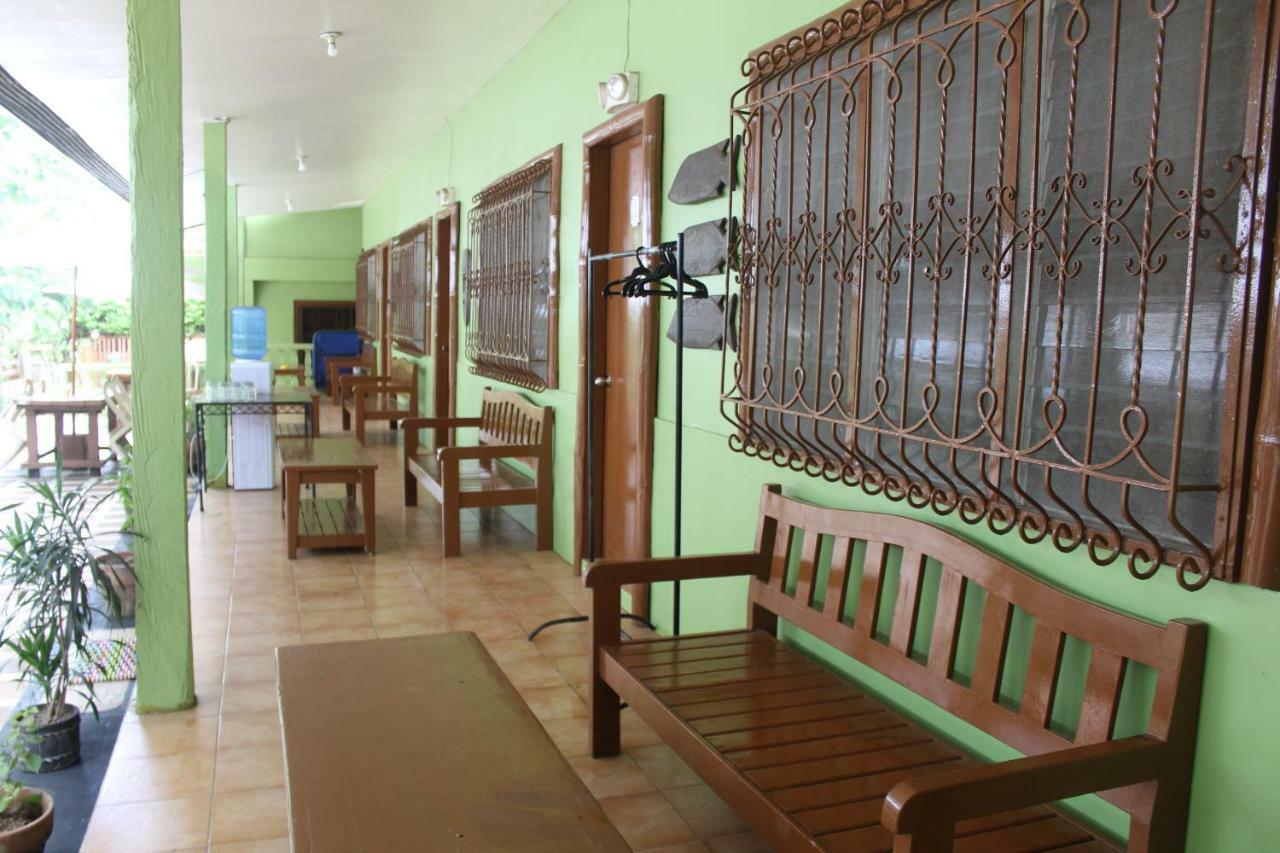 Coron Town Traveller'S Dormitory Buitenkant foto