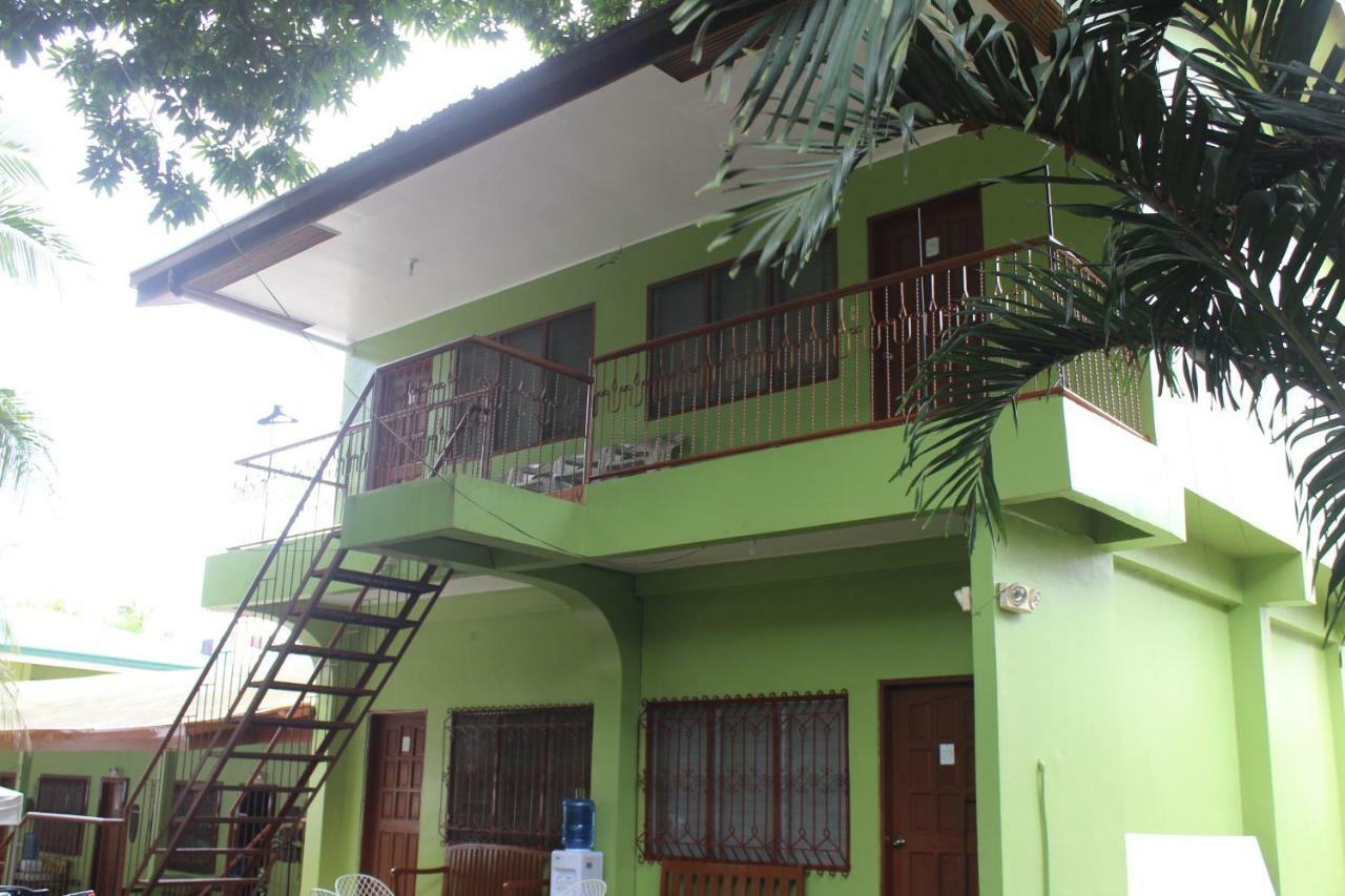 Coron Town Traveller'S Dormitory Buitenkant foto