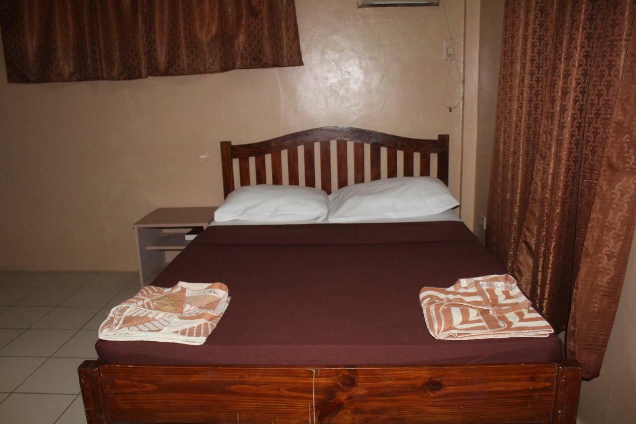 Coron Town Traveller'S Dormitory Buitenkant foto