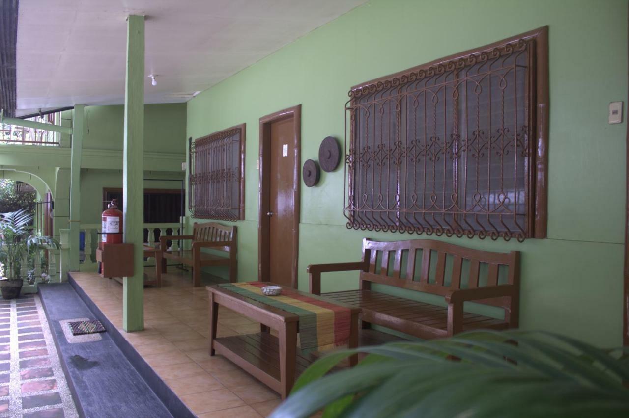 Coron Town Traveller'S Dormitory Buitenkant foto