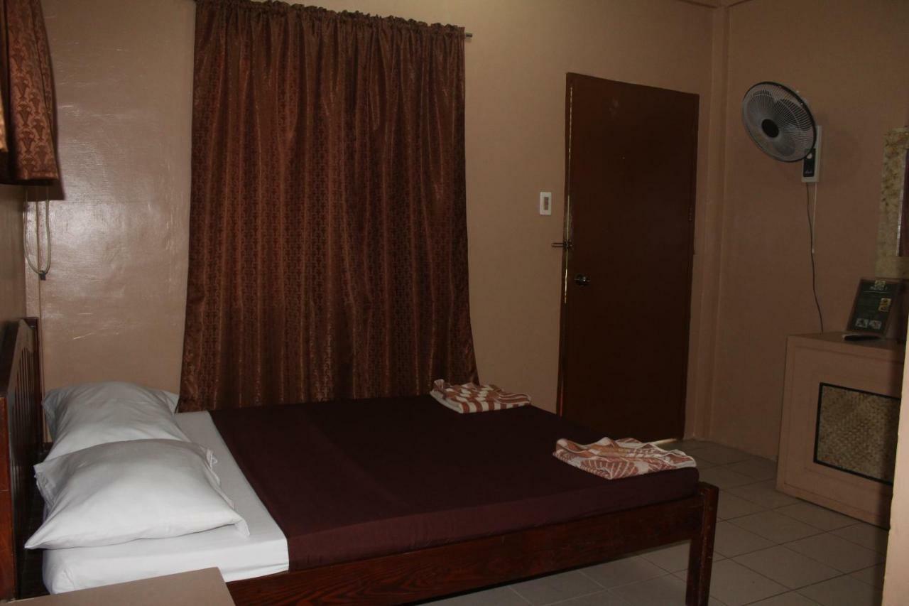 Coron Town Traveller'S Dormitory Buitenkant foto